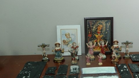 Imágenes religiosas con la cocaína decomisada.