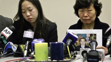 Serim Han (der.)  sostiene una foto de su esposo durante una conferencia de prensa junto a su hija Ashley Han, realizada ayer en Nueva York.