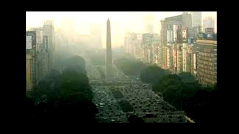 Los vientos con dirección sur que soplan hoy en Buenos Aires, en un día nublado y lluvioso, extendieron la nube de humo hacia el centro y sur de la capital argentina