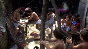 Un grupo de niños juegan en la casa de sus abuelos en Managua, Nicaragua.
