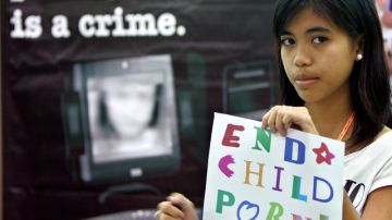 Una niña muestra una pancarta en una manifestación donde se exige el fin de la pornografía infantil en Manila, Filipinas.
