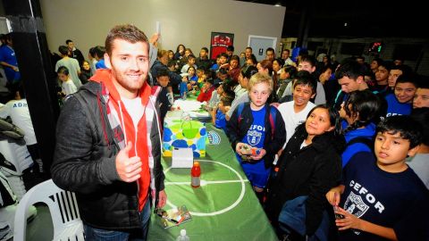 Los niños esperaron pacientemente su lugar para saludar y tomarse la foto con el jugador costarricence del Chicago Fire.