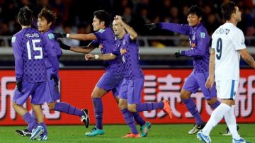 Los jugadores de Hiroshima celebran el gol del  triunfo 1-0 sobre el  Auckland City, en el Mundial de Clubes.