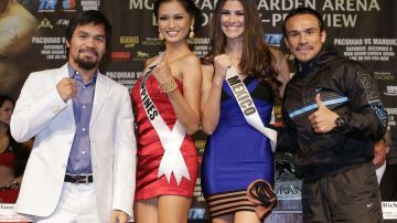 Manny Pacquiao (izq.) acompañado por Miss Filipinas Janine Tugnon y Juan Manuel Márquez por Miss México Karina González, posan en la conferencia de prensa en Las Vegas.