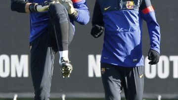 Lionel Messi (der.) se ejercita junto a José Manuel Pinto en las instalaciones de práctica del Club Barcelona.