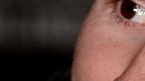 Feliz, Lionel Messi atiende a los reporteros.