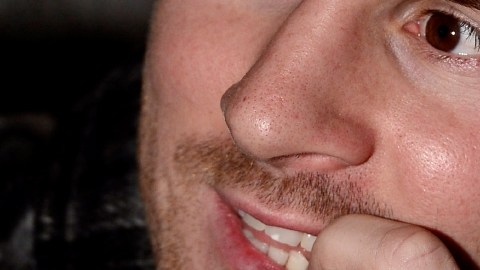 Feliz, Lionel Messi atiende a los reporteros.