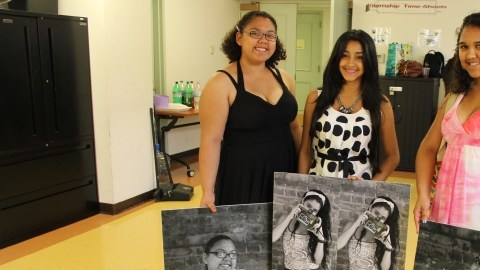 De izq. a der.: Ericka Sánchez, Grisel Núñez, y Olga Sánchez, participantes de los programas de DIVAS de fotografía.