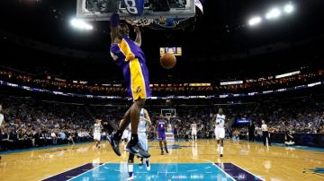 Kobe Bryant (24) de los Lakers, con la clavada espectacular ante New Orleans, en el juego donde llegó a los 30 mil puntos.