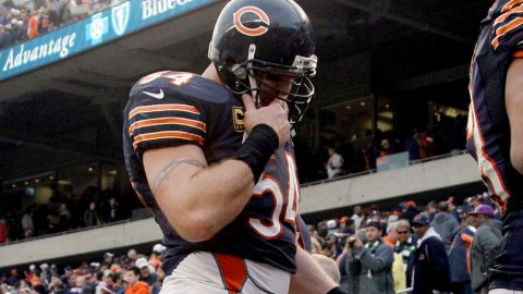 Urlacher salió lesionado y vuelve a ser sancionado, mientras Dockett apelará la multa de la NFL.