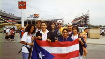 Carmen Villegas con la delegación de Puerto Rico al Encuentro Mundial de la Juventud, que se llevó a cabo en 1993 en Denver, para recibir el Papa Juan Pablo II.