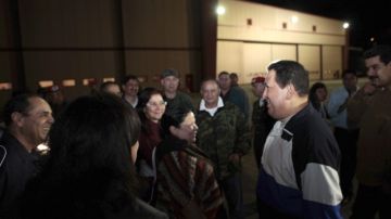 El presidente venezolano Hugo Chávez saluda a colaboradores, a su llegada ayer  al aeropuerto internacional Simón Bolívar de Caracas procedente de Cuba.