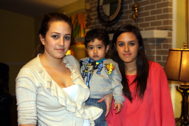 Las hermanas Cristina (izq.) (con su hijo Sebastián) y Alejandra Tzitzios, hijas de  Miguel Ángel Tzitzios,   recibieron apoyo del grupo NC Dream Team.