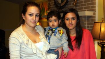 Las hermanas Cristina (izq.) (con su hijo Sebastián) y Alejandra Tzitzios, hijas de  Miguel Ángel Tzitzios,   recibieron apoyo del grupo NC Dream Team.