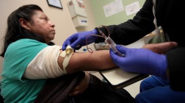 Teresa Mosqueda  aprovechó para que le hicieran la prueba de colestrol en la sangre, durante la  apertura del servicio de salud móvil de UnitedHealthcare y  Bienvenidos.