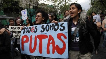 Un grupo de mujeres y activistas  participan en la "Marcha de las zorras" para protestar contra la violencia en Honduras.