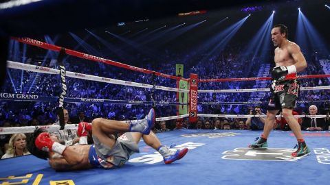 Márquez vence con nocáut condundente a Pacquiao en el sexto asalto.