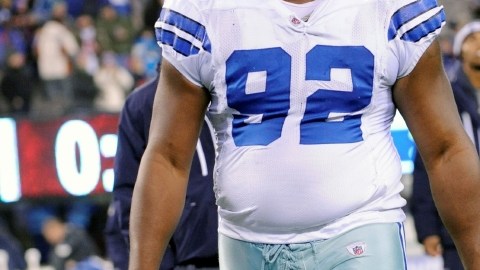 Josh Brent, de los Dallas Cowboys, enfrenta cargos por la muerte de un compañero. Según la policía, el lineman conducía a exceso de velocidad.