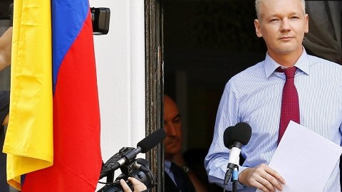 Julian Assange ofreciendo unas declaraciones desde el balcón de la embajada de Ecuador en Londres.