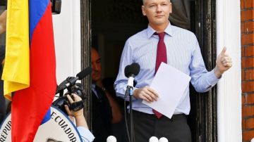 Julian Assange ofreciendo unas declaraciones desde el balcón de la embajada de Ecuador en Londres.