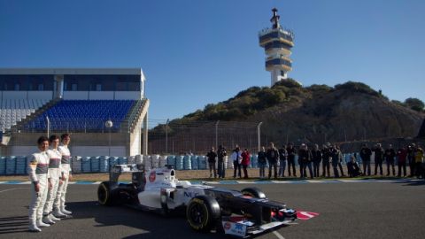 Los pilotos de Sauber en el 2012, de izquierda a derecha: el japonés Kamui Kobayashi; y los mexicanos Sergio Pérez (quien el próximo año correrá por McLaren) y Esteban Gutiérrez quien tomará su puesto en el 2013, posan junto al C31-Ferrari, en la pista de Jerez de la Frontera, España, el 6 de febrero pasado.