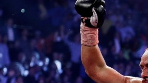 Juan Manuel Márque (der.) espera ansioso luego de derribar a Manny Pacquiao en el sexto asalto. El filipino sufrió la peor derrota de su laureada carrera.