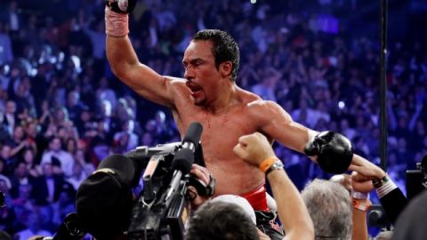 Juan Manuel Márque (der.) espera ansioso luego de derribar a Manny Pacquiao en el sexto asalto. El filipino sufrió la peor derrota de su laureada carrera.
