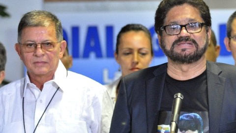 El comandante y segundo jefe de las FARC, Iván Márquez (d), acompañado del guerrillero Ricardo Téllez (i), lee un comunicado de prensa, en  La Habana (Cuba).