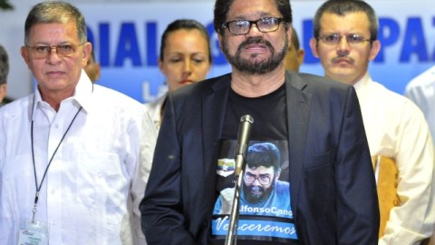 El comandante y segundo jefe de las FARC, Iván Márquez (d), acompañado del guerrillero Ricardo Téllez (i), lee un comunicado de prensa, en La Habana (Cuba).