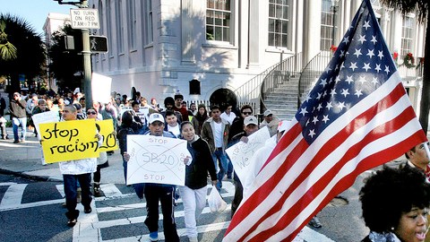Jheanelle Wilkins (al frente, izq.) y Diana Salazar al frente de una protesta en contra la SB20 en Charleston en el 2011.