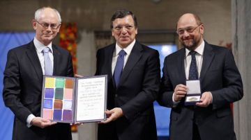 De izquierda a derecha, presidente del Consejo Europeo, Herman Van Rompuy, el presidente de la Comisión Europea, José Manuel Durao Barroso, y  el presidente de la Comisión y la Eurocámara, Martin Schulz recogen el galardón en Oslo.