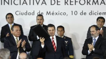 El presidente de México, Enrique Peña Nieto (c), lidera hoy la presentación de una iniciativa legal para realizar una profunda reforma en el sector educativo, en Ciudad de México.
