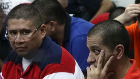 Parte del grupo de 18 falsos periodistas de Televisa, detenidos con $9.2 millones, asiste a una audiencia en los juzgados en Managua (Nicaragua).