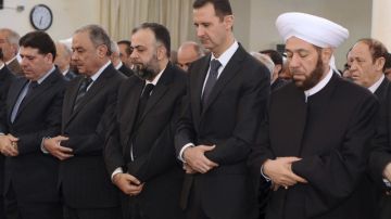 Imagen de la agencia de noticias Sana que muestra al presidente sirio, Bashar al Assad (2-d), durante los rezos del 'Eid al-Adha' o la Fiesta de Sacrificio en una mezquita de Damasco, Siria, en  octubre.