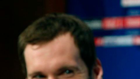El portero Petr Cech y el técnico del Chelsea, Rafael Benítez, ofrecieron una conferencia de prensa