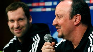 El portero Petr Cech y el técnico del Chelsea, Rafael Benítez, ofrecieron una conferencia de prensa