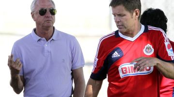 Van´t Schip afirma que tras su 'despido', Johan Cruyff le aconsejó quedarse en Chivas.