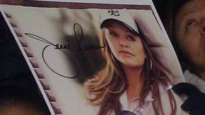 Seguidores de la cantante Jenni Rivera la recordaron cantando sus corridos en La Villita.