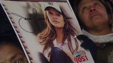 Seguidores de la cantante Jenni Rivera la recordaron cantando sus corridos en La Villita.