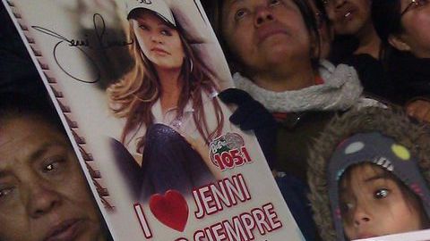 Seguidores de la cantante Jenni Rivera la recordaron cantando sus corridos en La Villita.