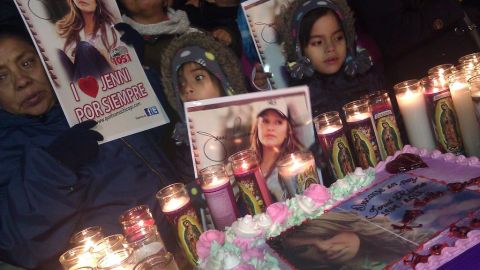Seguidores de la cantante Jenni Rivera la recordaron cantando sus corridos en La Villita.