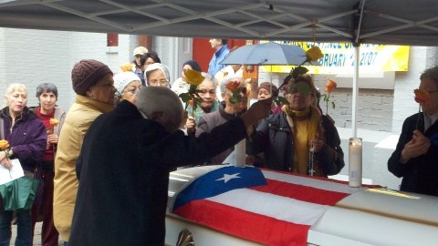Amigos y familiares de la activista Carmen Villegas le dan el último adiós frente a la iglesia Nuestra Señora de los Ángeles.