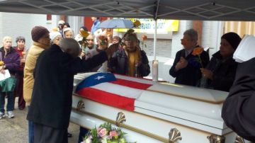 Amigos y familiares de la activista Carmen Villegas le dan el último adiós frente a la iglesia Nuestra Señora de los Ángeles.