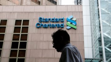 El Standard Chartered   pagará   $327 millones  para zanjar el caso que involucra a clientes iraníes. Pagará ese dinero tras admitir que falsificó  registros financieros.