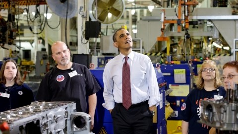 El presidente Barack Obama observa a trabajadores en  una planta en Redford, Michigan. El mandatario promocionó su estrategia para evitar la crisis fiscal.