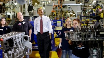 El presidente Barack Obama observa a trabajadores en  una planta en Redford, Michigan. El mandatario promocionó su estrategia para evitar la crisis fiscal.