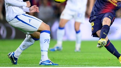 Lionel Messi (arriba) y  Gerd Müller (abajo), los únicos  que han convertido 85 goles o más en un año calendario.