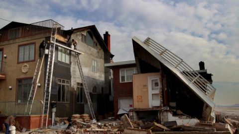 Trabajadores reparan una casa afectada por el huracán Sandy en Rockaway.