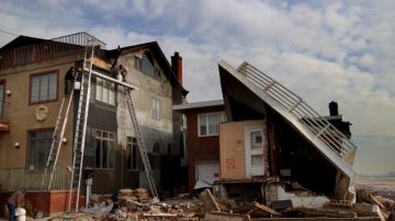 Trabajadores reparan una casa afectada por el huracán Sandy en Rockaway.