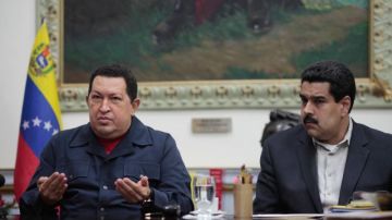Chávez (i) designó a su vicepresidente Nicolás Maduro (d) como su sucesor por primera vez en año y medio de combate por la enfermedad que padece.